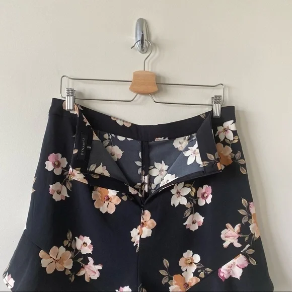 DYNAMITE-HIGH Rise Ruffle Hem Floral Shorts (Size:Large) - Picture 8 of 10